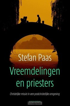 Vreemdelingen en priesters - Paas, Stefan - 9789023970446