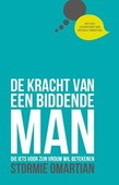 DE KRACHT VAN EEN BIDDENDE MAN - OMARTIAN, STORMIE - 9789059991002