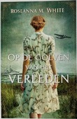 OP DE GOLVEN VAN HET VERLEDEN - WHITE, ROSEANNA M. - 9789064514180